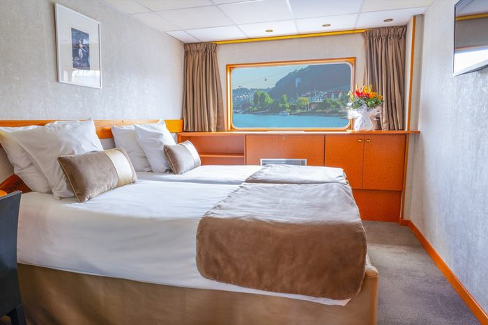 Main Deck 2 Adjustable Twin Beds CAT. A